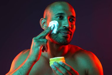 Orta yaşlı Latin yakışıklı bir adamın güzel portresi. 