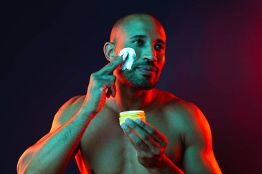 Orta yaşlı Latin yakışıklı bir adamın güzel portresi. 