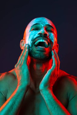 Orta yaşlı Latin yakışıklı bir adamın güzel portresi. 