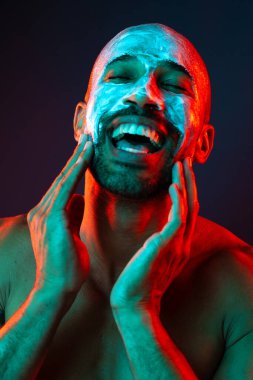 Orta yaşlı Latin yakışıklı bir adamın güzel portresi. 