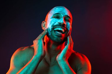 Orta yaşlı Latin yakışıklı bir adamın güzel portresi. 