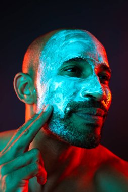 Orta yaşlı Latin yakışıklı bir adamın güzel portresi. 