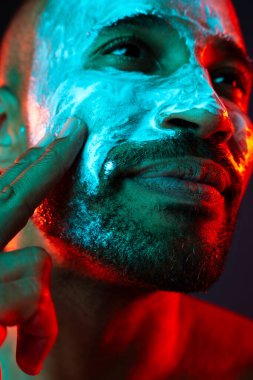 Orta yaşlı Latin yakışıklı bir adamın güzel portresi. 