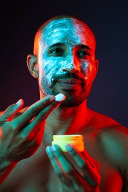 Orta yaşlı Latin yakışıklı bir adamın güzel portresi. 