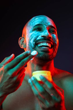 Orta yaşlı Latin yakışıklı bir adamın güzel portresi. 