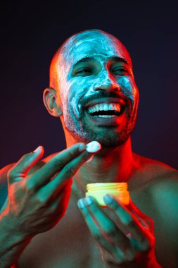 Orta yaşlı Latin yakışıklı bir adamın güzel portresi. 