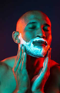 Orta yaşlı Latin yakışıklı bir adamın güzel portresi. 