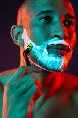 Orta yaşlı Latin yakışıklı bir adamın güzel portresi. 