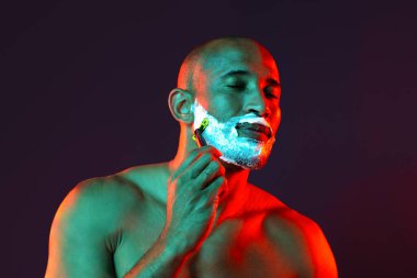 Orta yaşlı Latin yakışıklı bir adamın güzel portresi. 