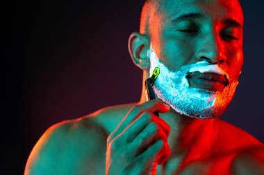 Orta yaşlı Latin yakışıklı bir adamın güzel portresi. 