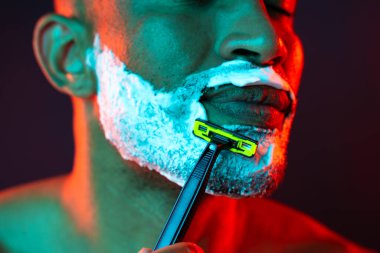 Orta yaşlı Latin yakışıklı bir adamın güzel portresi. 