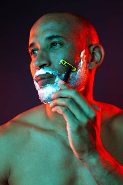 Orta yaşlı Latin yakışıklı bir adamın güzel portresi. 