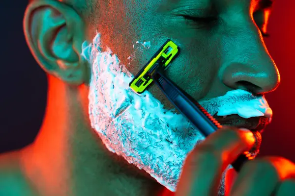 Orta yaşlı Latin yakışıklı bir adamın güzel portresi. 