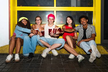 Çoklu etnik gruptan genç arkadaşlar geceleri sokaklarda eğleniyorlar. Havalı, çok ırklı insanlar, şık kıyafetler giyiyorlar. Partiden önce disko kulübünde takılıyorlar.