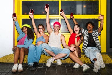 Çoklu etnik gruptan genç arkadaşlar geceleri sokaklarda eğleniyorlar. Havalı, çok ırklı insanlar, şık kıyafetler giyiyorlar. Partiden önce disko kulübünde takılıyorlar.