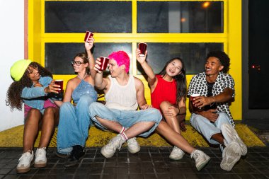 Çoklu etnik gruptan genç arkadaşlar geceleri sokaklarda eğleniyorlar. Havalı, çok ırklı insanlar, şık kıyafetler giyiyorlar. Partiden önce disko kulübünde takılıyorlar.