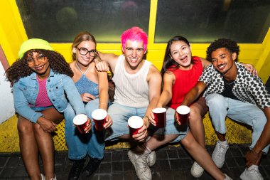 Çoklu etnik gruptan genç arkadaşlar geceleri sokaklarda eğleniyorlar. Havalı, çok ırklı insanlar, şık kıyafetler giyiyorlar. Partiden önce disko kulübünde takılıyorlar.