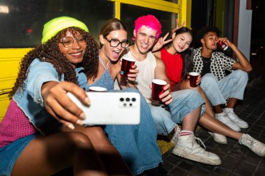 Çoklu etnik gruptan genç arkadaşlar geceleri sokaklarda eğleniyorlar. Havalı, çok ırklı insanlar, şık kıyafetler giyiyorlar. Partiden önce disko kulübünde takılıyorlar.