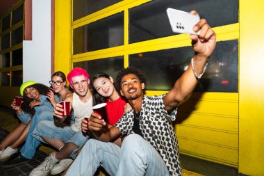 Çoklu etnik gruptan genç arkadaşlar geceleri sokaklarda eğleniyorlar. Havalı, çok ırklı insanlar, şık kıyafetler giyiyorlar. Partiden önce disko kulübünde takılıyorlar.