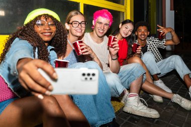 Çoklu etnik gruptan genç arkadaşlar geceleri sokaklarda eğleniyorlar. Havalı, çok ırklı insanlar, şık kıyafetler giyiyorlar. Partiden önce disko kulübünde takılıyorlar.