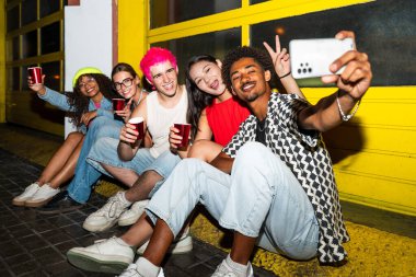 Çoklu etnik gruptan genç arkadaşlar geceleri sokaklarda eğleniyorlar. Havalı, çok ırklı insanlar, şık kıyafetler giyiyorlar. Partiden önce disko kulübünde takılıyorlar.