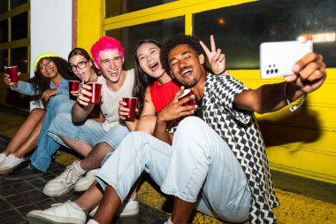 Çoklu etnik gruptan genç arkadaşlar geceleri sokaklarda eğleniyorlar. Havalı, çok ırklı insanlar, şık kıyafetler giyiyorlar. Partiden önce disko kulübünde takılıyorlar.