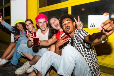 Çoklu etnik gruptan genç arkadaşlar geceleri sokaklarda eğleniyorlar. Havalı, çok ırklı insanlar, şık kıyafetler giyiyorlar. Partiden önce disko kulübünde takılıyorlar.