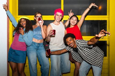 Çoklu etnik gruptan genç arkadaşlar geceleri sokaklarda eğleniyorlar. Havalı, çok ırklı insanlar, şık kıyafetler giyiyorlar. Partiden önce disko kulübünde takılıyorlar.