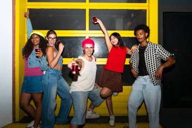 Çoklu etnik gruptan genç arkadaşlar geceleri sokaklarda eğleniyorlar. Havalı, çok ırklı insanlar, şık kıyafetler giyiyorlar. Partiden önce disko kulübünde takılıyorlar.