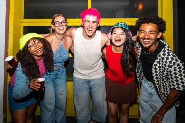 Çoklu etnik gruptan genç arkadaşlar geceleri sokaklarda eğleniyorlar. Havalı, çok ırklı insanlar, şık kıyafetler giyiyorlar. Partiden önce disko kulübünde takılıyorlar.