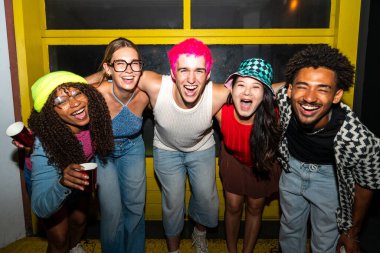 Çoklu etnik gruptan genç arkadaşlar geceleri sokaklarda eğleniyorlar. Havalı, çok ırklı insanlar, şık kıyafetler giyiyorlar. Partiden önce disko kulübünde takılıyorlar.