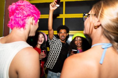 Çoklu etnik gruptan genç arkadaşlar geceleri sokaklarda eğleniyorlar. Havalı, çok ırklı insanlar, şık kıyafetler giyiyorlar. Partiden önce disko kulübünde takılıyorlar.