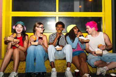 Çoklu etnik gruptan genç arkadaşlar geceleri sokaklarda eğleniyorlar. Havalı, çok ırklı insanlar, şık kıyafetler giyiyorlar. Partiden önce disko kulübünde takılıyorlar.