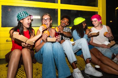 Çoklu etnik gruptan genç arkadaşlar geceleri sokaklarda eğleniyorlar. Havalı, çok ırklı insanlar, şık kıyafetler giyiyorlar. Partiden önce disko kulübünde takılıyorlar.