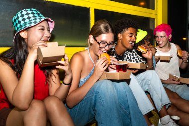 Çoklu etnik gruptan genç arkadaşlar geceleri sokaklarda eğleniyorlar. Havalı, çok ırklı insanlar, şık kıyafetler giyiyorlar. Partiden önce disko kulübünde takılıyorlar.