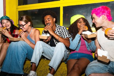 Çoklu etnik gruptan genç arkadaşlar geceleri sokaklarda eğleniyorlar. Havalı, çok ırklı insanlar, şık kıyafetler giyiyorlar. Partiden önce disko kulübünde takılıyorlar.