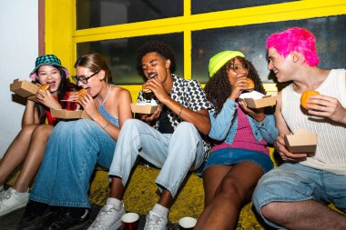 Çoklu etnik gruptan genç arkadaşlar geceleri sokaklarda eğleniyorlar. Havalı, çok ırklı insanlar, şık kıyafetler giyiyorlar. Partiden önce disko kulübünde takılıyorlar.