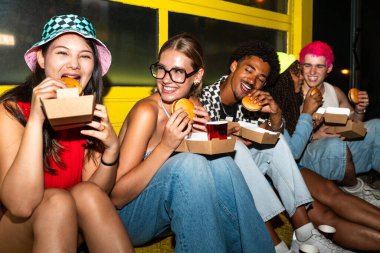 Çoklu etnik gruptan genç arkadaşlar geceleri sokaklarda eğleniyorlar. Havalı, çok ırklı insanlar, şık kıyafetler giyiyorlar. Partiden önce disko kulübünde takılıyorlar.