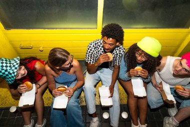 Çoklu etnik gruptan genç arkadaşlar geceleri sokaklarda eğleniyorlar. Havalı, çok ırklı insanlar, şık kıyafetler giyiyorlar. Partiden önce disko kulübünde takılıyorlar.