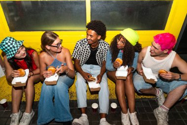 Çoklu etnik gruptan genç arkadaşlar geceleri sokaklarda eğleniyorlar. Havalı, çok ırklı insanlar, şık kıyafetler giyiyorlar. Partiden önce disko kulübünde takılıyorlar.