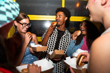 Çoklu etnik gruptan genç arkadaşlar geceleri sokaklarda eğleniyorlar. Havalı, çok ırklı insanlar, şık kıyafetler giyiyorlar. Partiden önce disko kulübünde takılıyorlar.