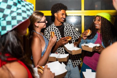 Çoklu etnik gruptan genç arkadaşlar geceleri sokaklarda eğleniyorlar. Havalı, çok ırklı insanlar, şık kıyafetler giyiyorlar. Partiden önce disko kulübünde takılıyorlar.