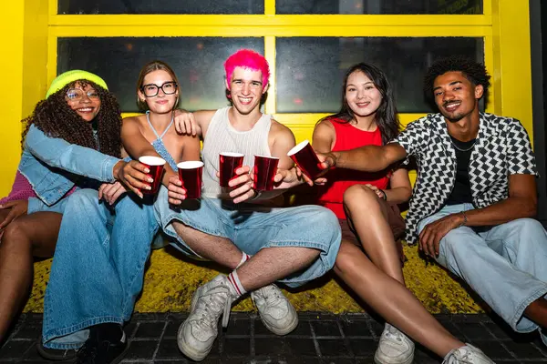 Çoklu etnik gruptan genç arkadaşlar geceleri sokaklarda eğleniyorlar. Havalı, çok ırklı insanlar, şık kıyafetler giyiyorlar. Partiden önce disko kulübünde takılıyorlar.