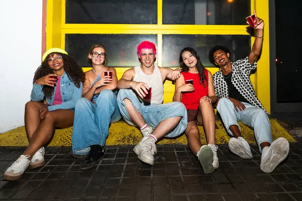 Çoklu etnik gruptan genç arkadaşlar geceleri sokaklarda eğleniyorlar. Havalı, çok ırklı insanlar, şık kıyafetler giyiyorlar. Partiden önce disko kulübünde takılıyorlar.