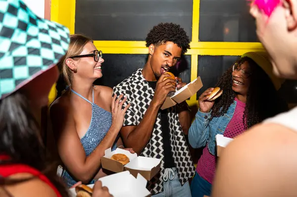 Çoklu etnik gruptan genç arkadaşlar geceleri sokaklarda eğleniyorlar. Havalı, çok ırklı insanlar, şık kıyafetler giyiyorlar. Partiden önce disko kulübünde takılıyorlar.