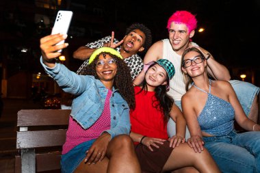 Çoklu etnik gruptan genç arkadaşlar geceleri sokaklarda eğleniyorlar. Havalı, çok ırklı insanlar, şık kıyafetler giyiyorlar. Partiden önce disko kulübünde takılıyorlar.