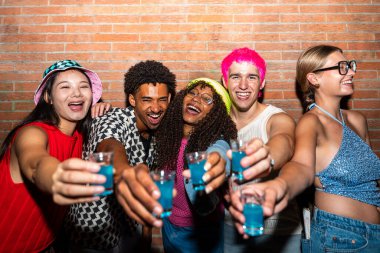 Çoklu etnik gruptan genç arkadaşlar geceleri sokaklarda eğleniyorlar. Havalı, çok ırklı insanlar, şık kıyafetler giyiyorlar. Partiden önce disko kulübünde takılıyorlar.