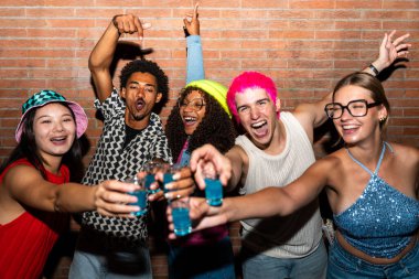 Çoklu etnik gruptan genç arkadaşlar geceleri sokaklarda eğleniyorlar. Havalı, çok ırklı insanlar, şık kıyafetler giyiyorlar. Partiden önce disko kulübünde takılıyorlar.