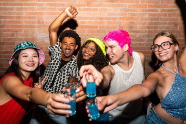 Çoklu etnik gruptan genç arkadaşlar geceleri sokaklarda eğleniyorlar. Havalı, çok ırklı insanlar, şık kıyafetler giyiyorlar. Partiden önce disko kulübünde takılıyorlar.