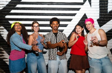 Çoklu etnik gruptan genç arkadaşlar geceleri sokaklarda eğleniyorlar. Havalı, çok ırklı insanlar, şık kıyafetler giyiyorlar. Partiden önce disko kulübünde takılıyorlar.